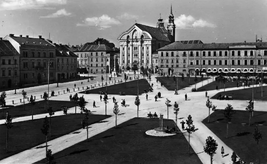 1941_postcard_of_Ljubljana,_Congress_Square_(3).jpg