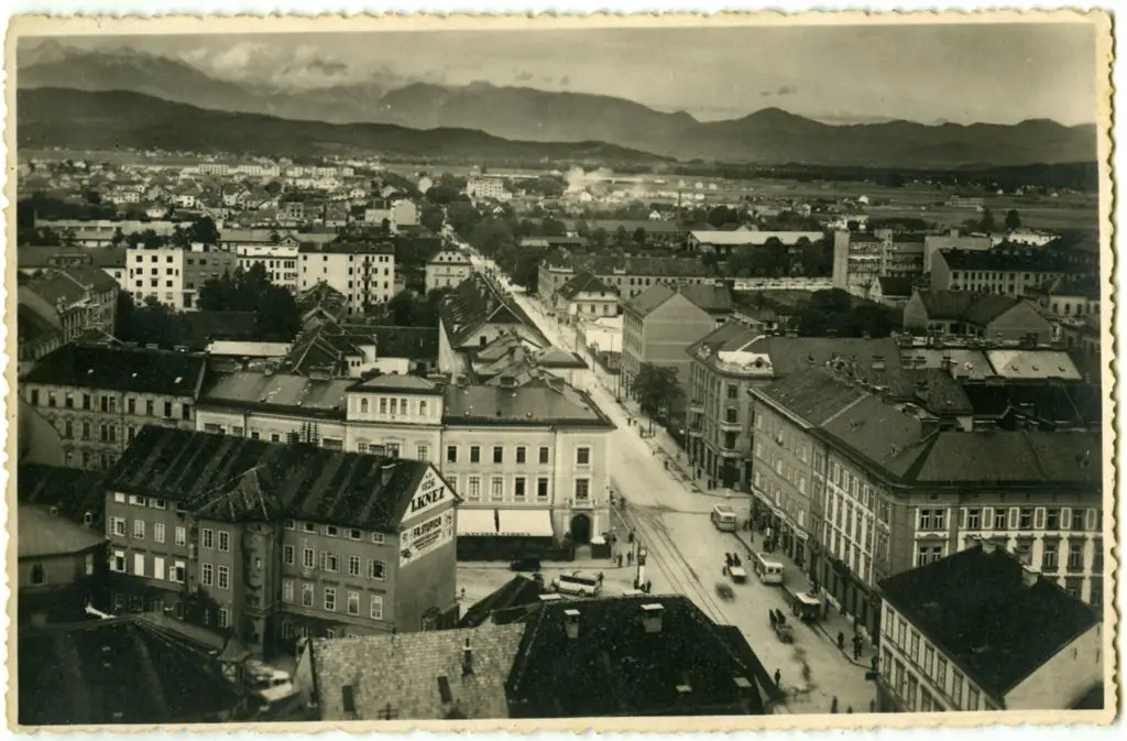 See page for author [Public domain], via Wikimedia Commons - Postcard_of_Nebotičnik_view_1933.jpg