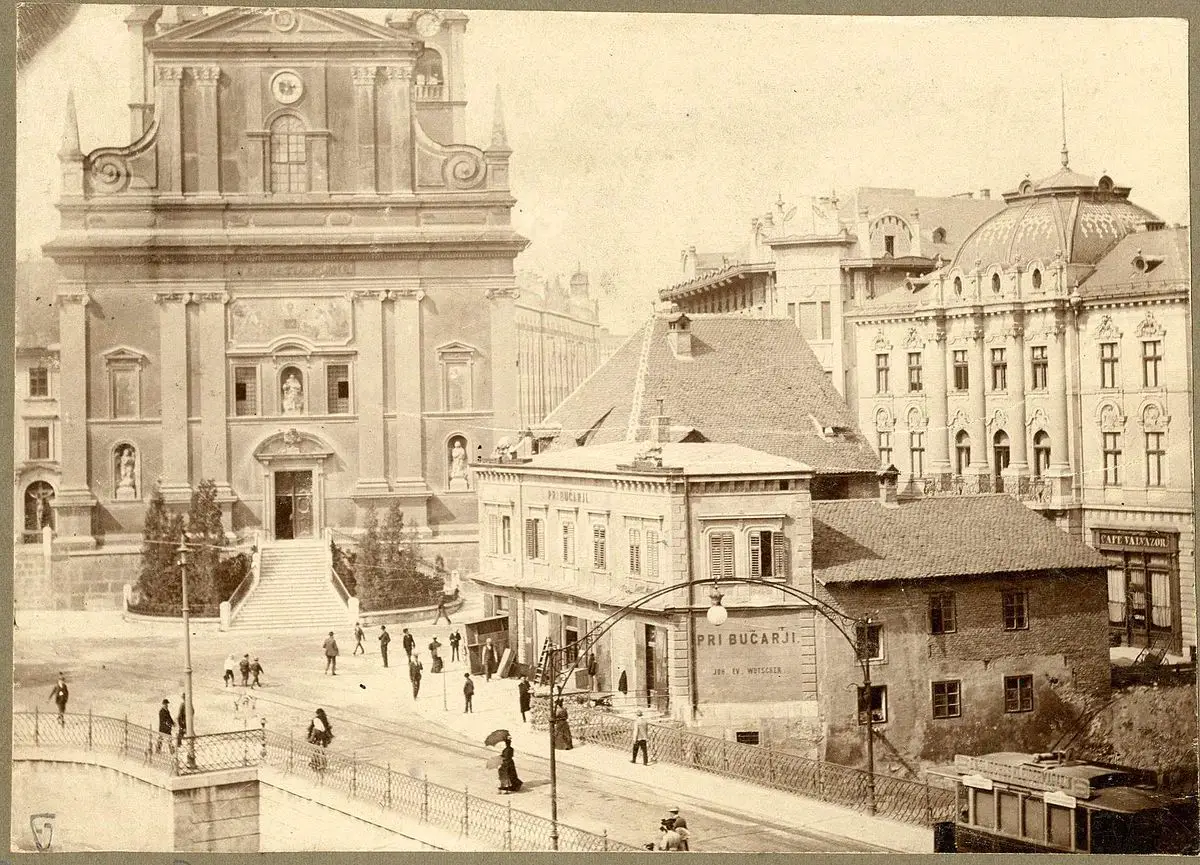 1200px-Prešernov_trg_in_frančiškanska_cerkev_Marijinega_oznanjenja_v_Ljubljani_1905.jpg
