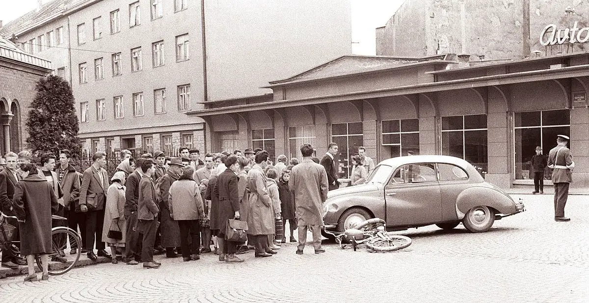 1200px-Prometna_nesreča_na_Partizanski_cesti_1960.jpg