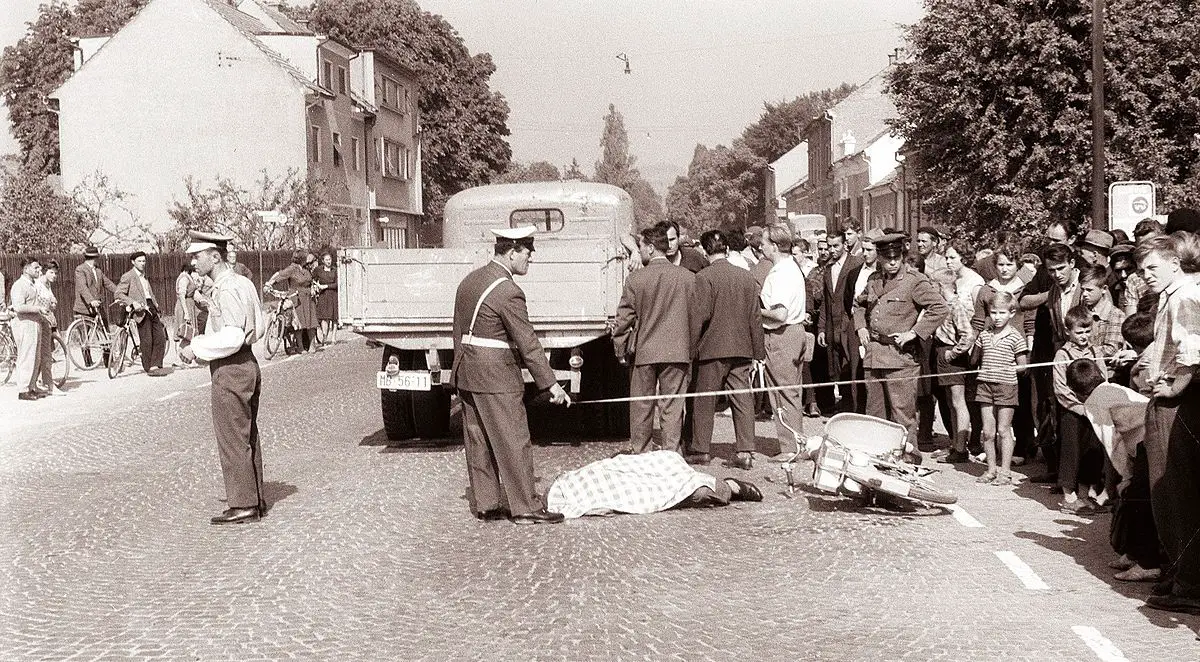 1200px-Smrtna_prometna_nesreča_na_Tržaški_cesti_pri_gostilni_Žohar_1961.jpg