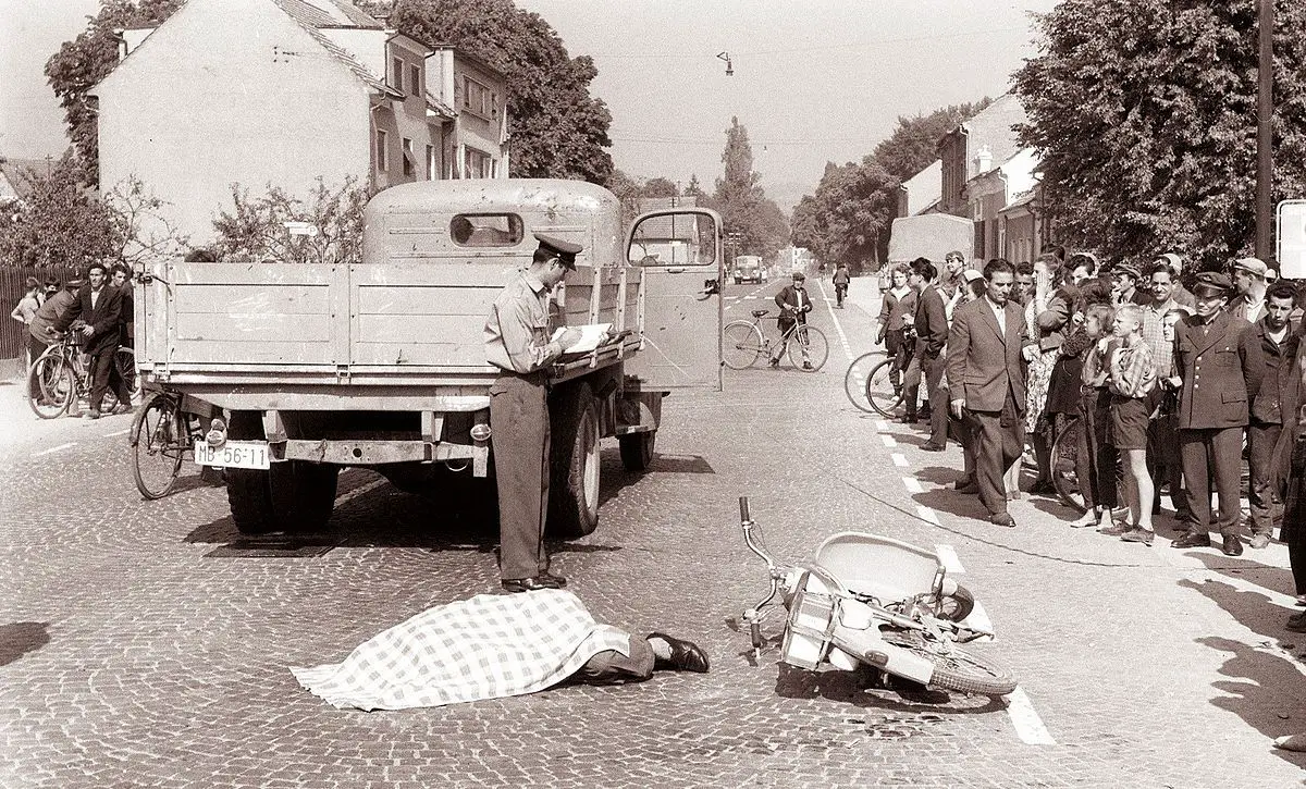 1200px-Smrtna_prometna_nesreča_na_Tržaški_cesti_pri_gostilni_Žohar_1961_(2).jpg