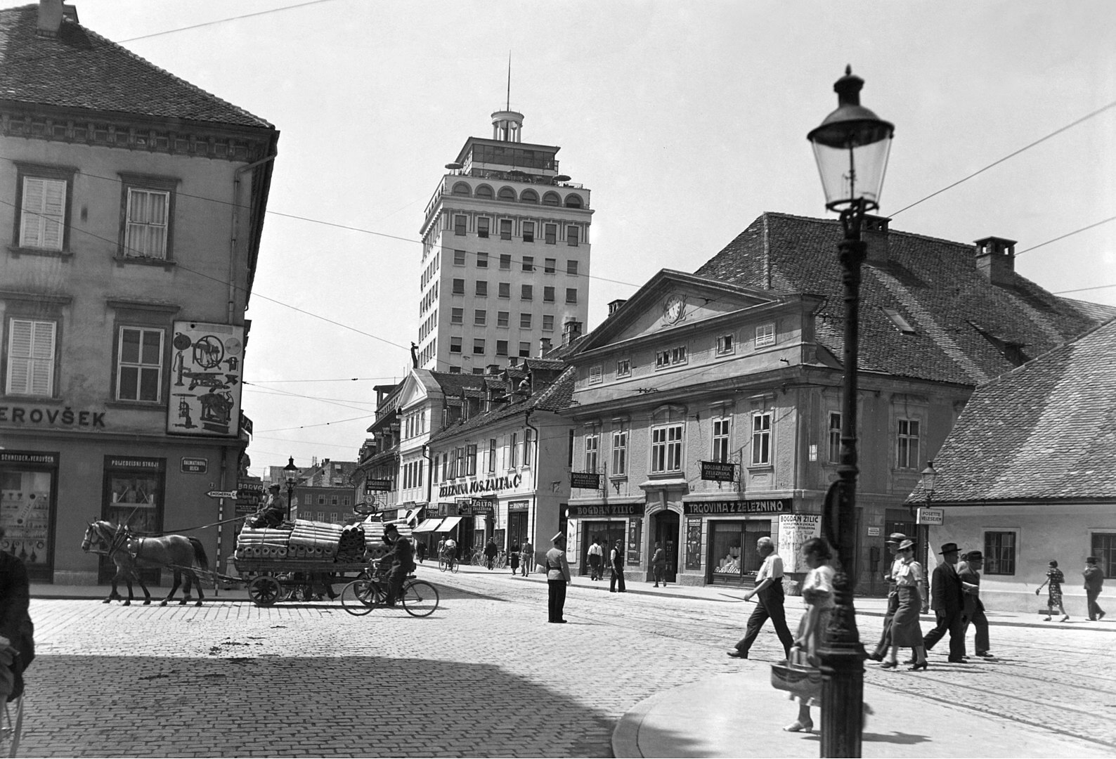 2nd half 20th 1588px-Mestni_utrip_na_križišču_Dalmatinove_in_Tyrševe_ulice.jpg