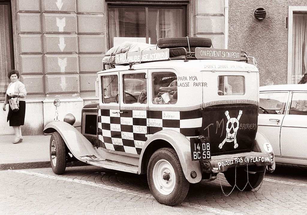 3 August 1961 - 1024px-Avtomobilček_treh_francoskih_študentov_parkiran_na_Grajskem_trgu_1961.jpg