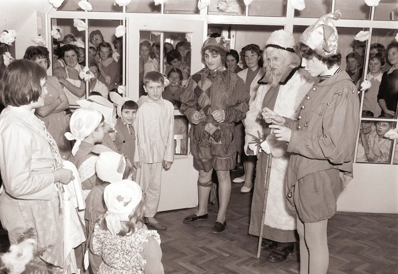 Dedek_Mraz_je_obiskal_otroke_v_otroški_bolnišnici_v_Mariboru_1959.jpg