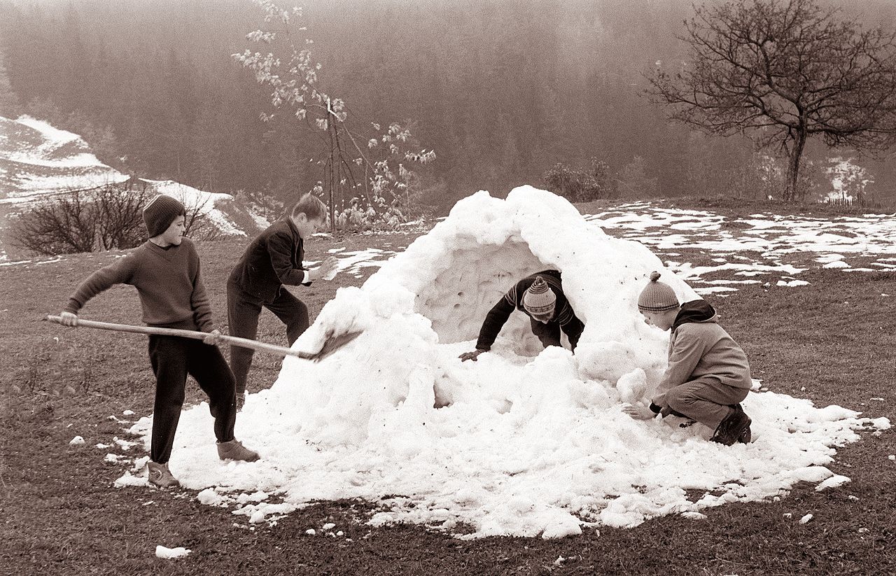 Dragiša Modrinjak Igra_otrok_v_Celju_1961_(2).jpg