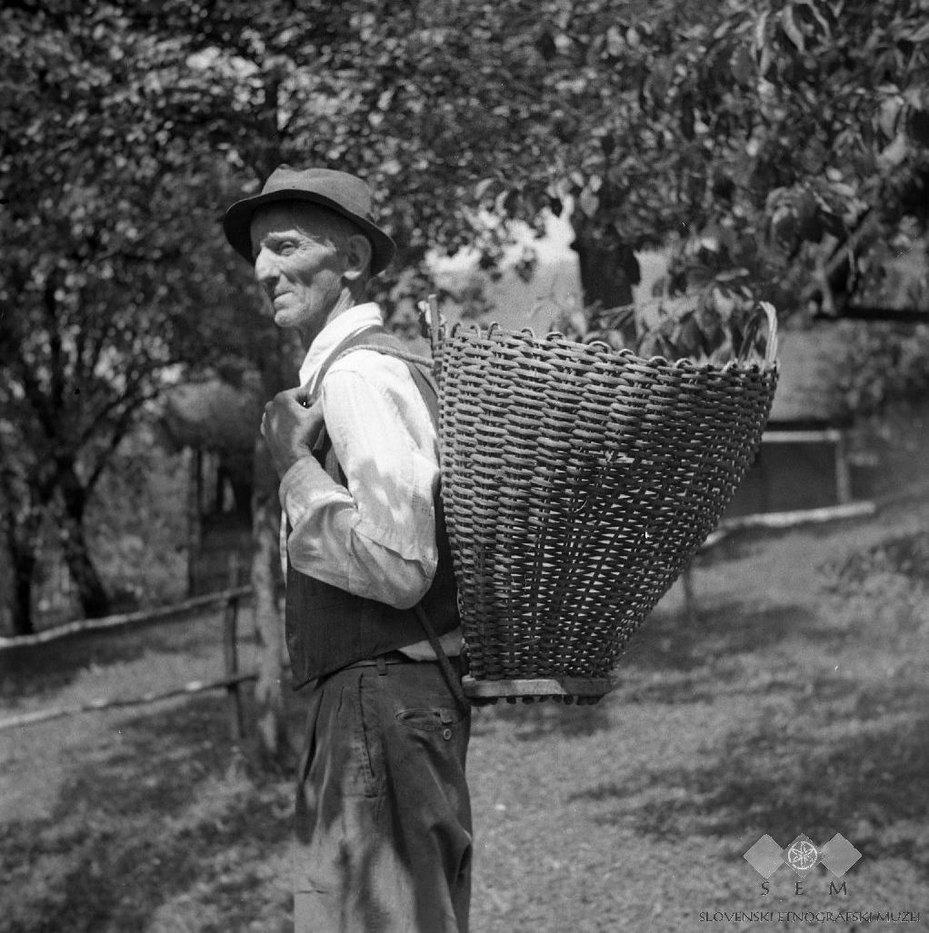 Feliks_Pečjak_s_košem,_Gradenc_1957.jpg