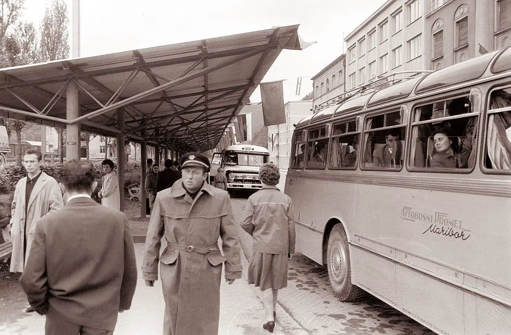 Jože Gal ' Avtobusna_postaja_v_Ulici_XIV._divizije_1961_(4).jpg