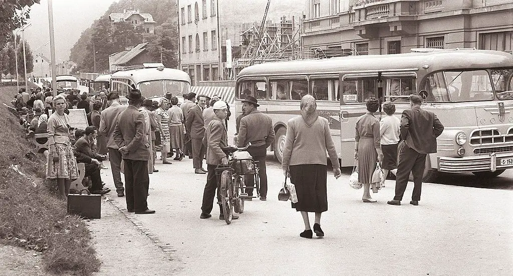 Na_avtobusnem_postajališču_v_Celju_1959.jpg