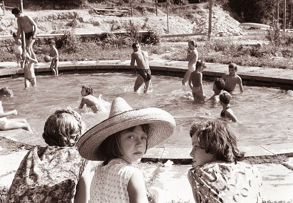 Otroški_bazen_v_Limbušu_ob_bresterniškem_jezeru_1961.jpg