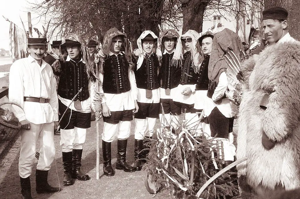 Pustni_karneval_v_Ptuju_-_orači_iz_Lancove_vasi_1962.jpg