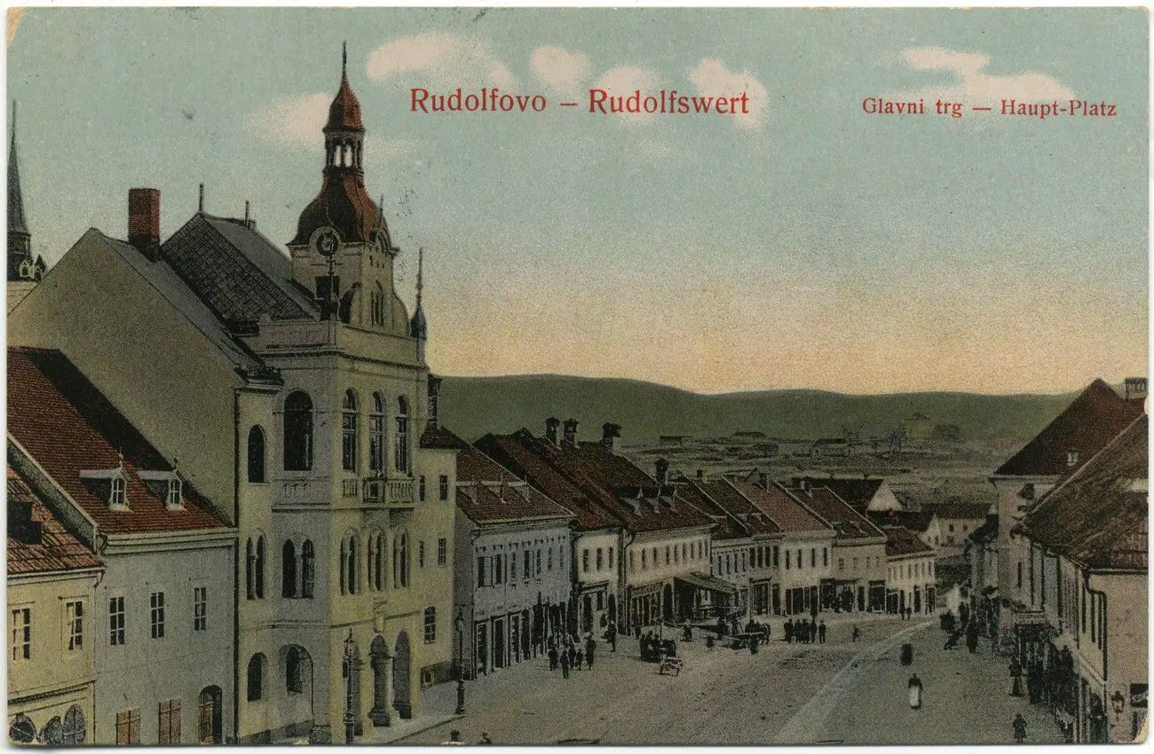 Razglednica_glavnega_trga_v_Novem_mestu_z_rotovžem_in_okoliškimi_hišami_1910.jpg