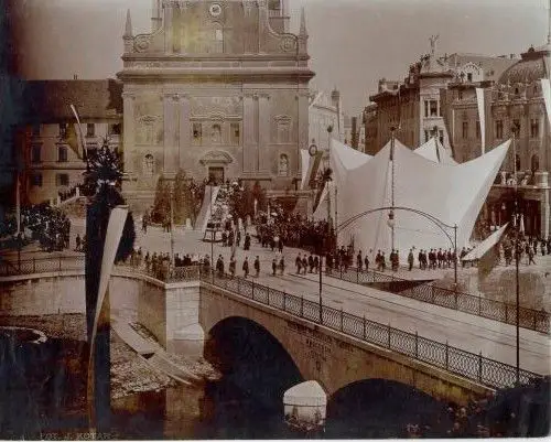 Slavnost_pred_odkritjem_Prešernovega_spomenika_na_Marijinem_trgu_leta_1905.jpg