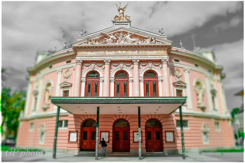 Wikimedia - Grega Pirc CC-by-4.0 SNG_Opera_in_balet_Ljubljana_-_panoramio.jpg