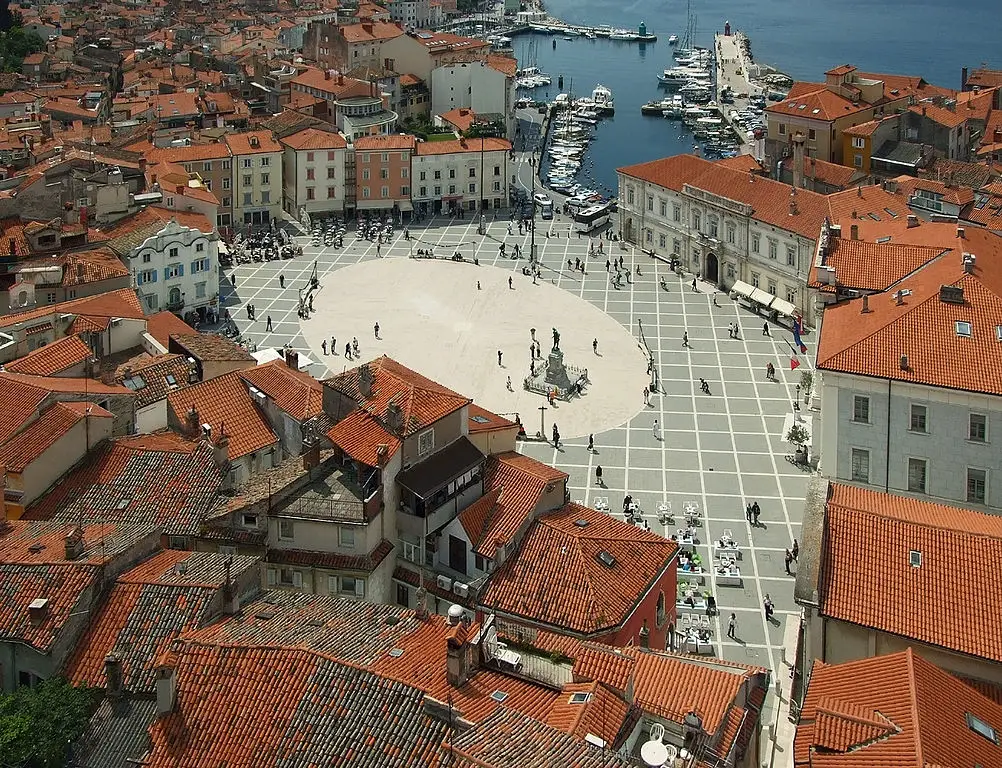 Wikimedia - © Plamen Agov • studiolemontree.com CC 3.0 - Tartini_Square_from_above,_Piran,_May_2009.jpg