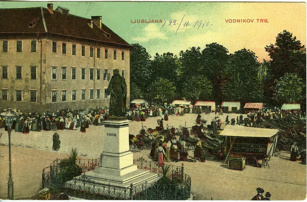 Wikimedia CC-by-0 Postcard_of_Vodnik_Square_1910.jpg