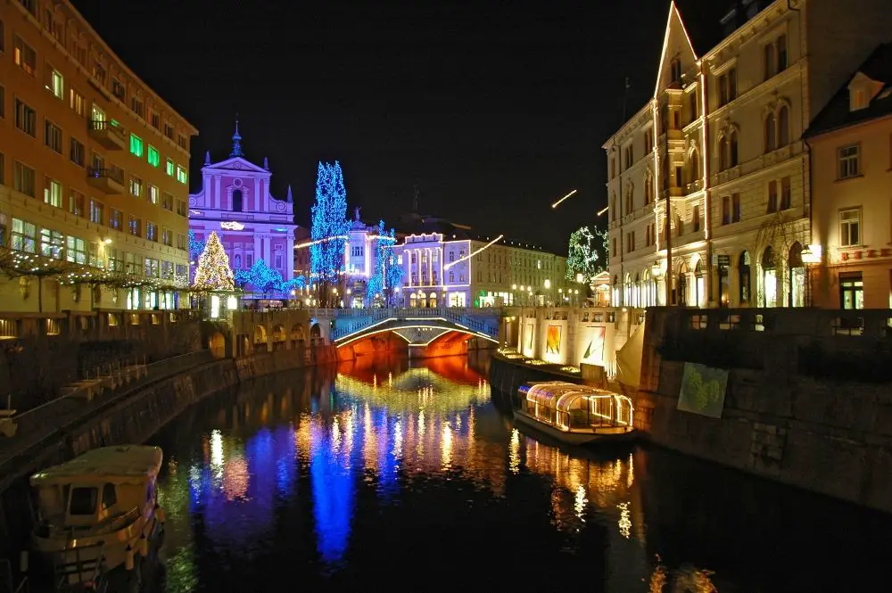 festively-illuminated-city-1-d.wedam.jpg