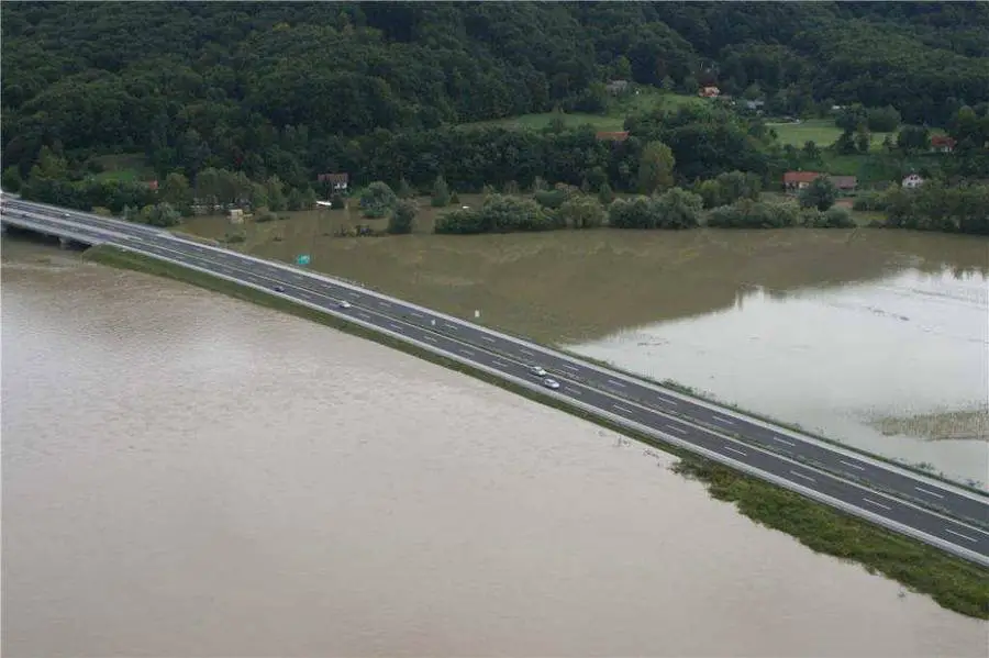 ministry of defence of the republic of slovenia (mo rs) or slovenian armed forces 2010_floods_in_slovenia_(14).jpg