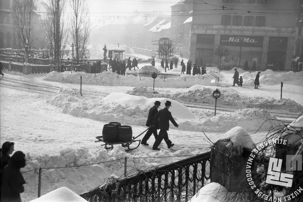 presernov trg 1947 sneg.jpg