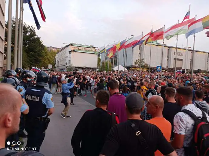 Police &amp; COVID Pass Mandate Protestors Clash in Ljubljana (Video)