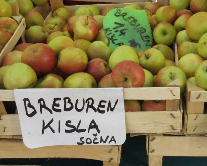 Apples on the market