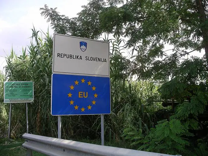 A sign at the Croatian - Slovenian border