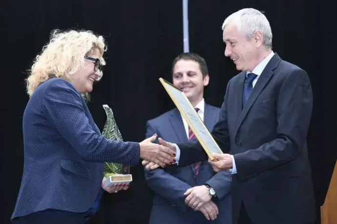 Vilma Fece, Gorenje’s director of environmental protection and occupational safety and health, receives the award