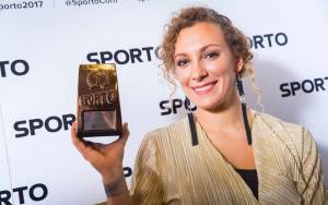 Štuhec shows off her award for Best Woman’s Sport’s Brand in Slovenia