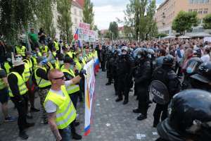 Anti-anti-fascist yellow vests face the police in Prešeren Square