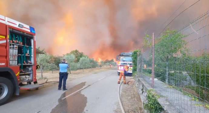UPDATED: Four Villages in Kras Evacuated Due to Fire (Videos)