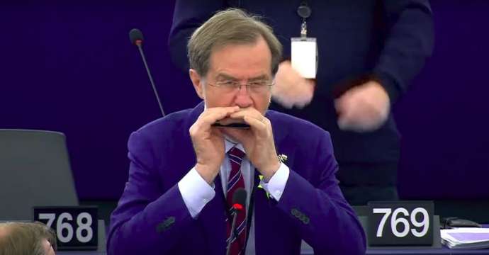 Slovenian MEP Plays &quot;Ode to Joy&quot; on Harmonica to Applause From the European Parliament