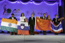 Aleksej holding the Slovenian flag on receiving the award