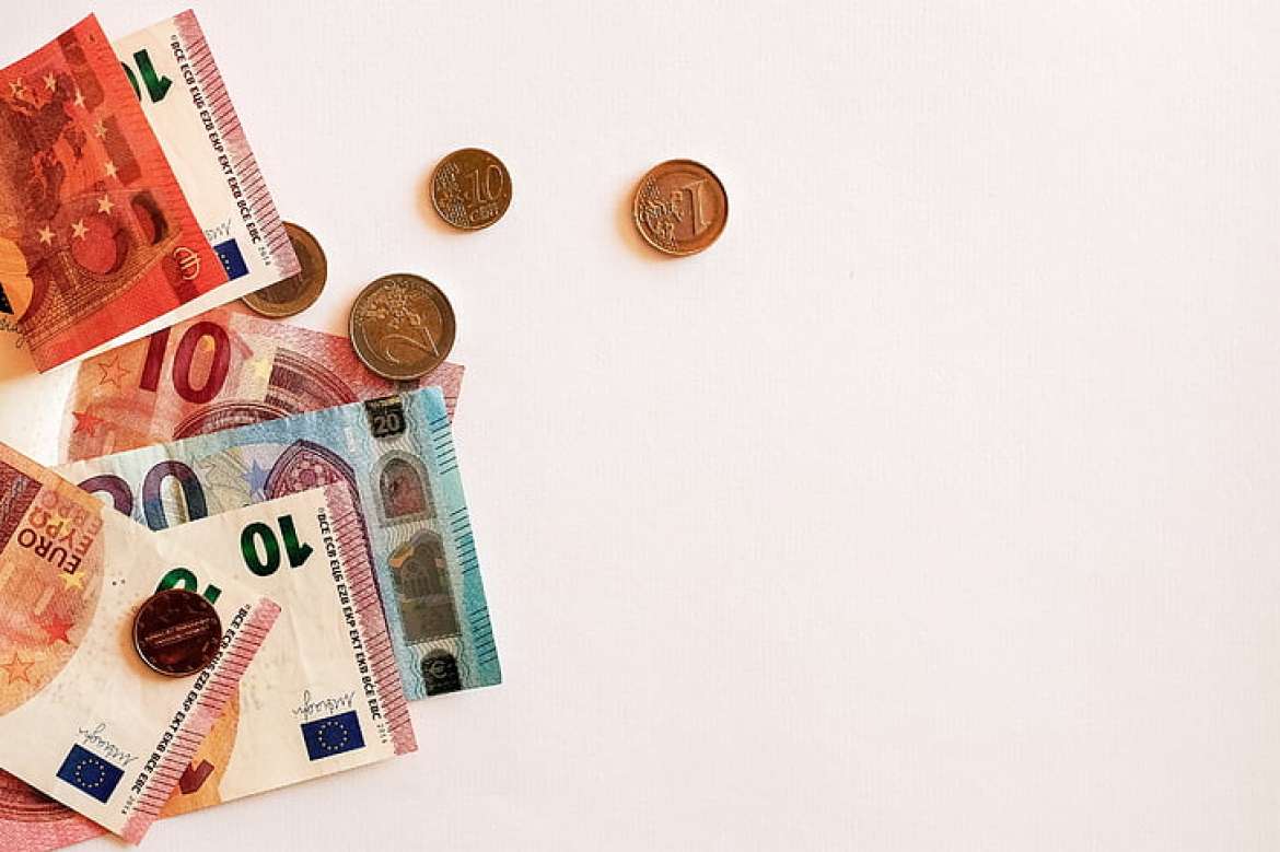 Slovenska minimalna plača se je zvišala za 4,9 odstotka na 1074 evrov