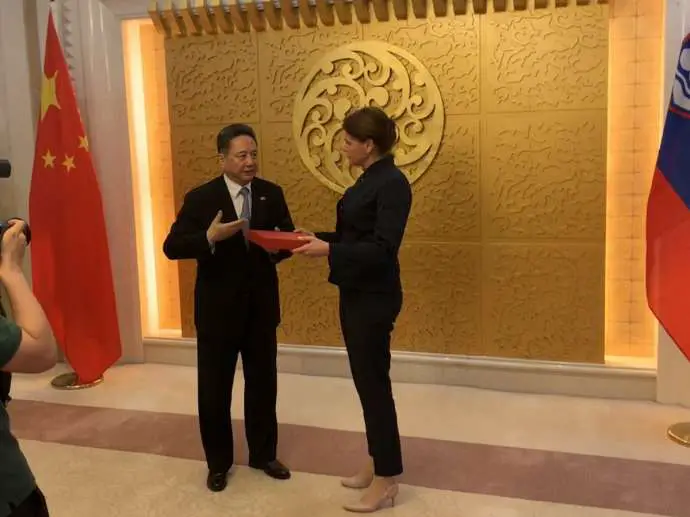 Infrastructure Minister Alenka Bratušek met Chinese Transport Minister Li Xiaopeng on the final day of her visit to China 