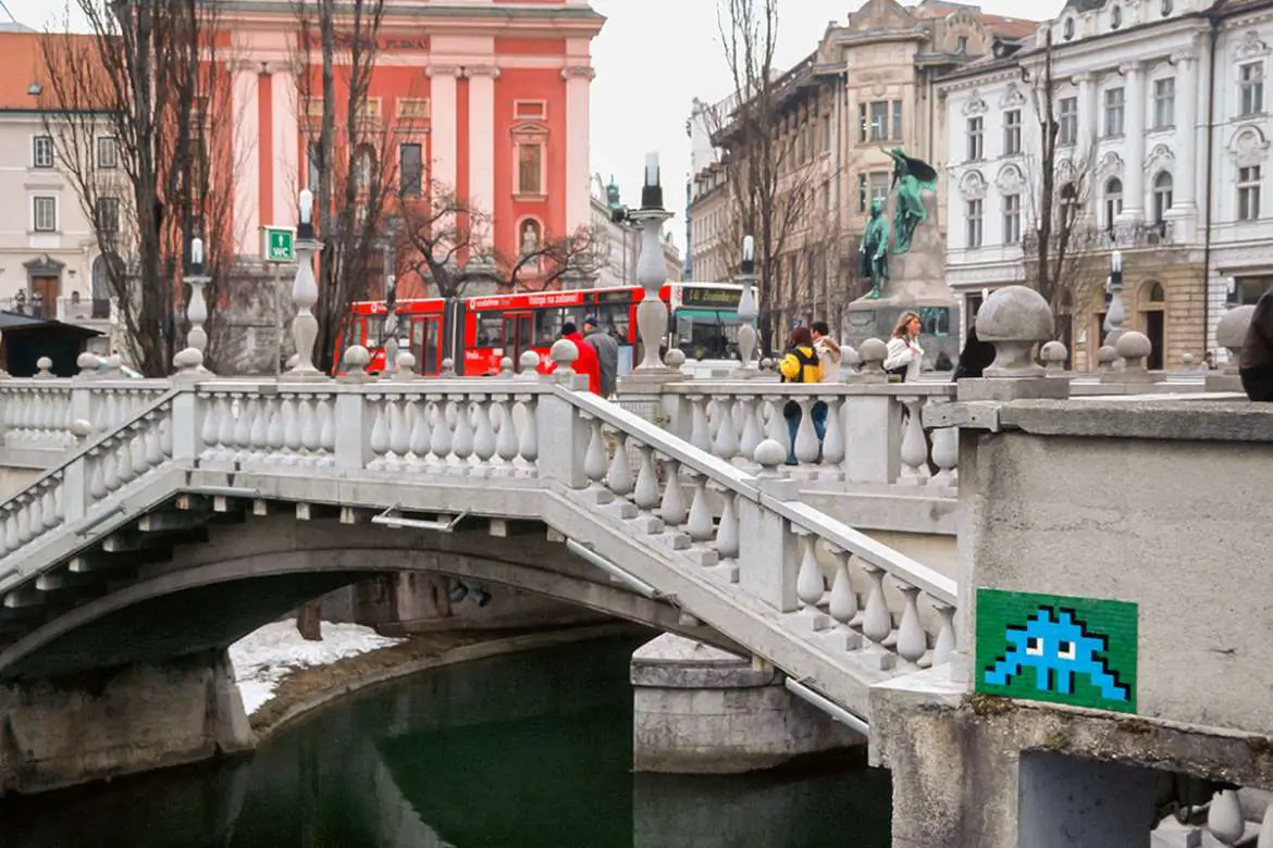 Uživajte v napadalcu na ulicah, v galeriji v Lubljani