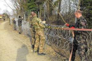 The Slovenian Army putting up a border fence in 2016