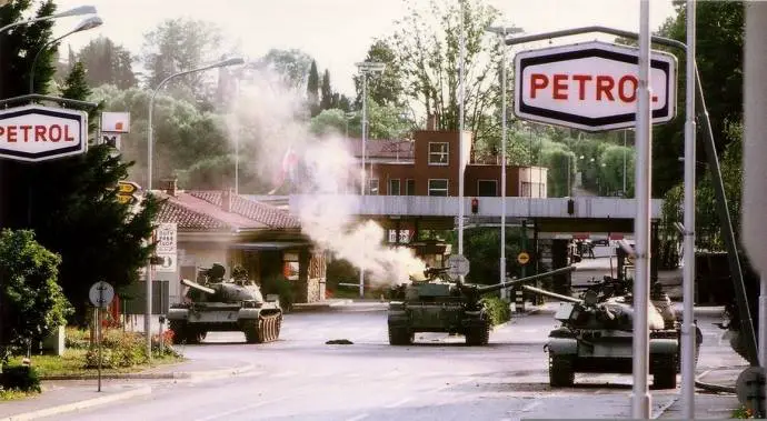 The TA hit a tank near Rožna Dolina border crossing with Italy