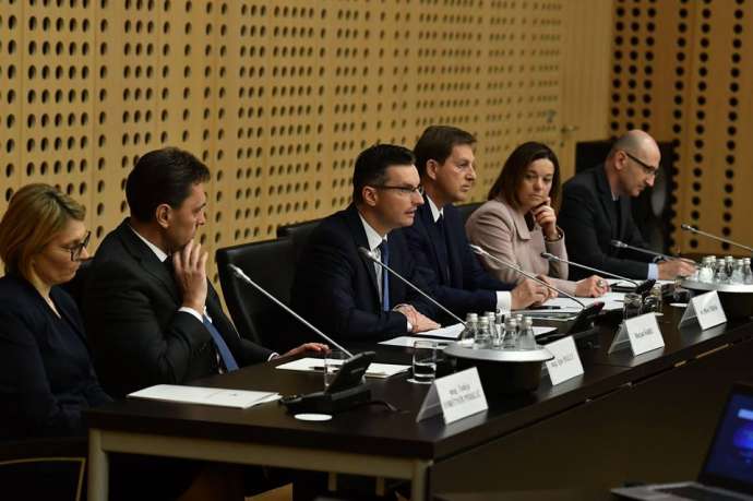 Marjan Šarec speaking at the meeting of Slovenian diplomats