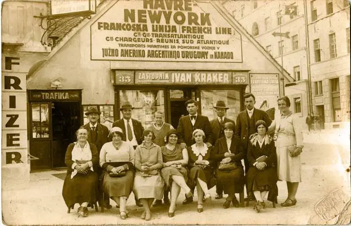 A group of Slovenian expatriates in front of an agent&#039;s office at Kolodvorska street, Ljubljana, 1928