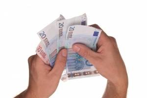 Employer Groups Call on Govt. to Cut Taxes, Not Raise Public Pay