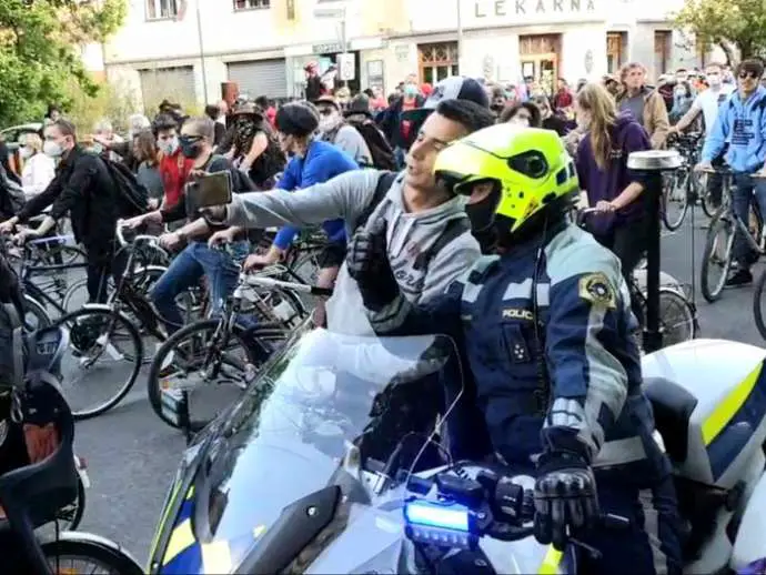 Police Union Supports Officer Who Posed with Protester at Friday’s Anti-Govt Rally