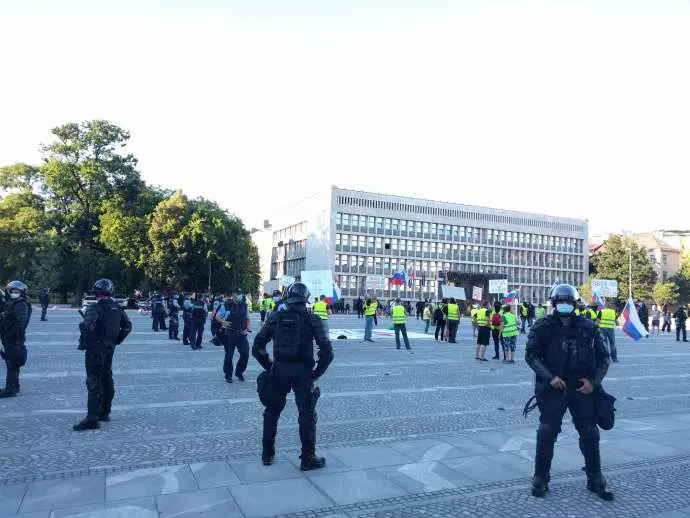 Police and right-wing yellow jacket protesters in front of Parliament