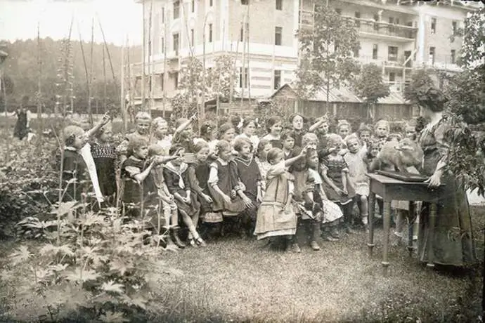 Natural science class in Ursuline gardens, the site of today&#039;s parliament building